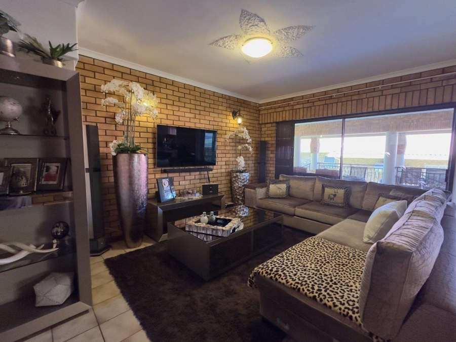 6 Bedroom Property for Sale in Wavecrest Eastern Cape